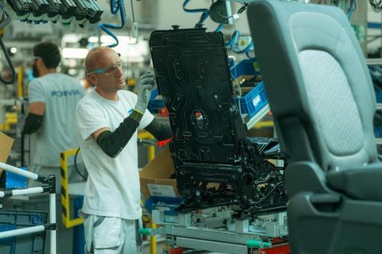 Prototype manufacturing of the Faurecia car chassis